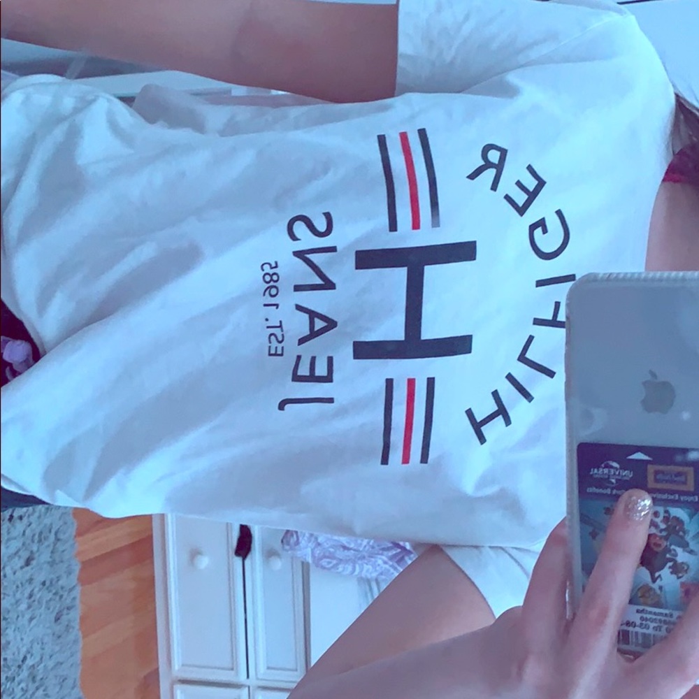 A tommy hilfigger tee